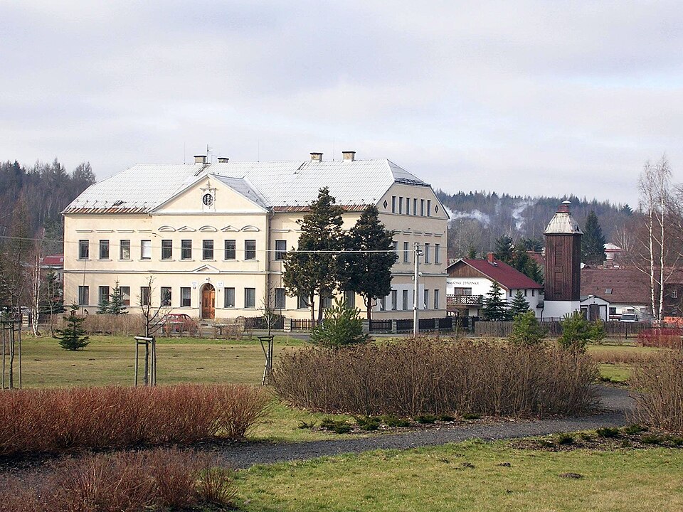 Soubor:Rybniště, škola a požární zbrojnice.jpg