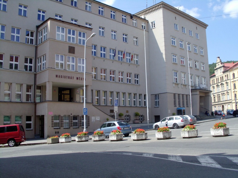 Soubor:Mirove namesti Decin budova magistratu.jpg
